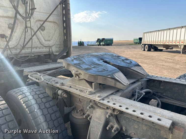 image for item EL0023 2009 Freightliner Cascadia semi truck