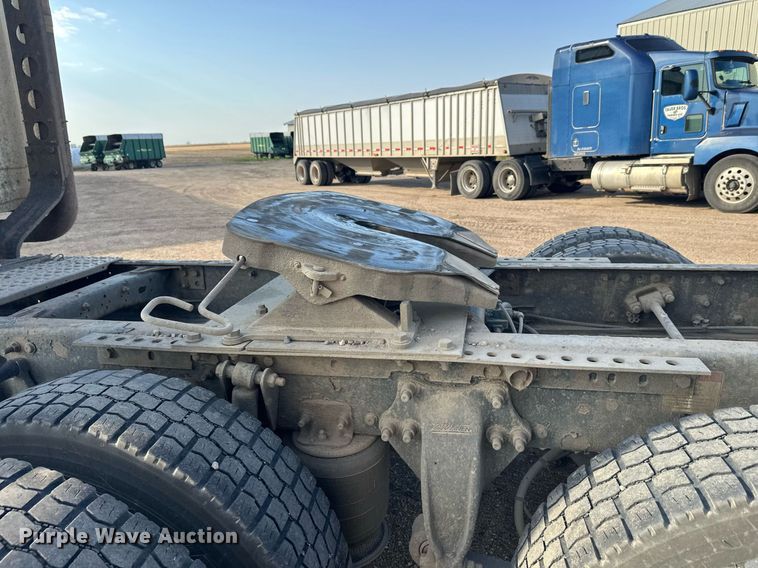 image for item EL0023 2009 Freightliner Cascadia semi truck