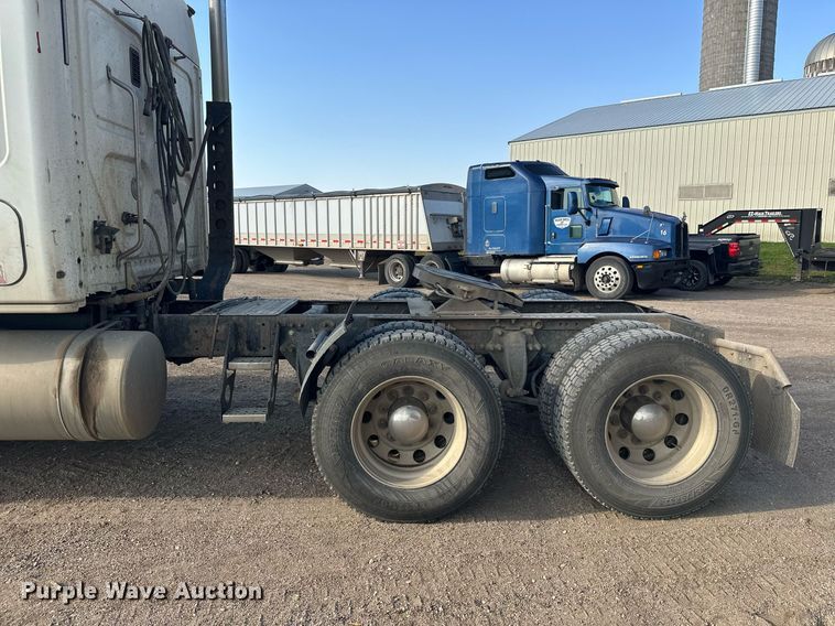 image for item EL0023 2009 Freightliner Cascadia semi truck