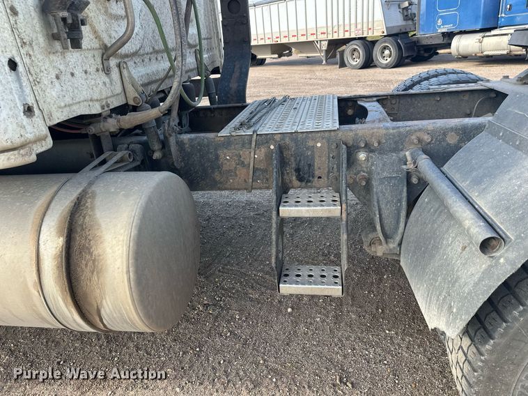 image for item EL0023 2009 Freightliner Cascadia semi truck