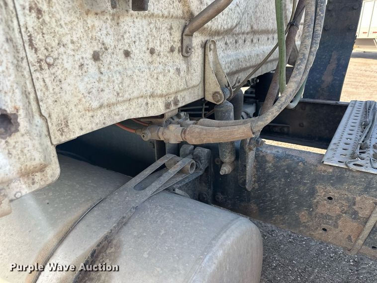 image for item EL0023 2009 Freightliner Cascadia semi truck