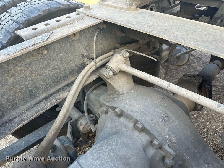 image for item EL0023 2009 Freightliner Cascadia semi truck