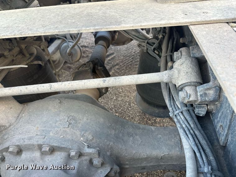 image for item EL0023 2009 Freightliner Cascadia semi truck