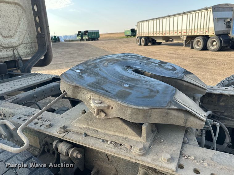 image for item EL0023 2009 Freightliner Cascadia semi truck