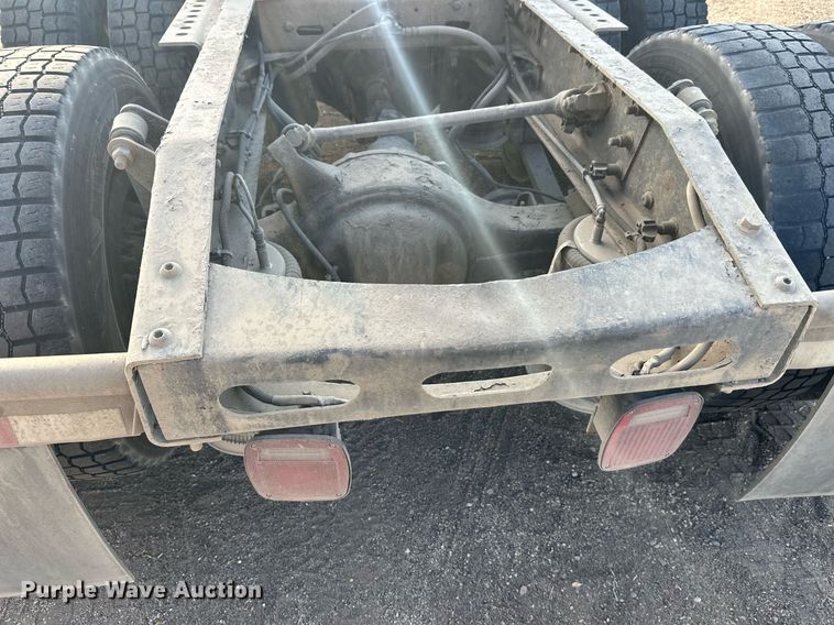 image for item EL0023 2009 Freightliner Cascadia semi truck