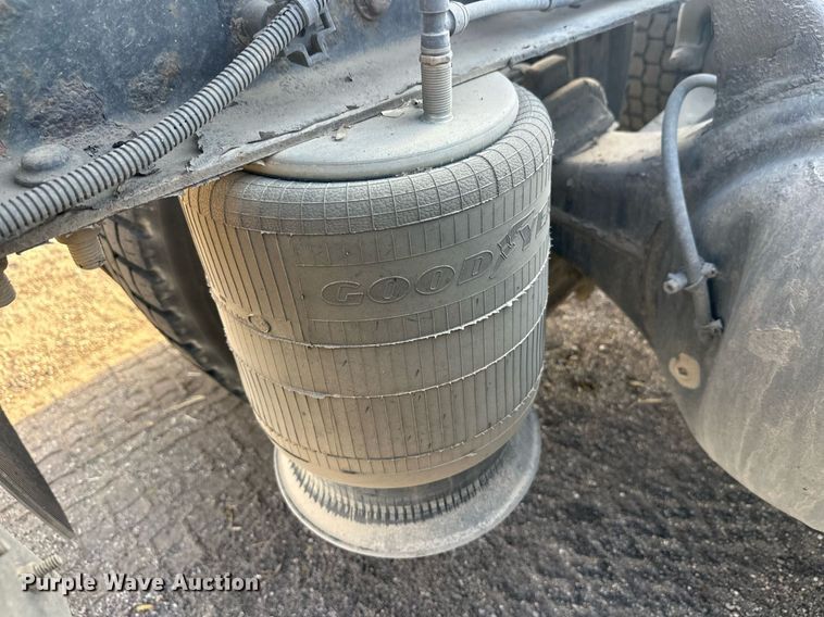 image for item EL0023 2009 Freightliner Cascadia semi truck