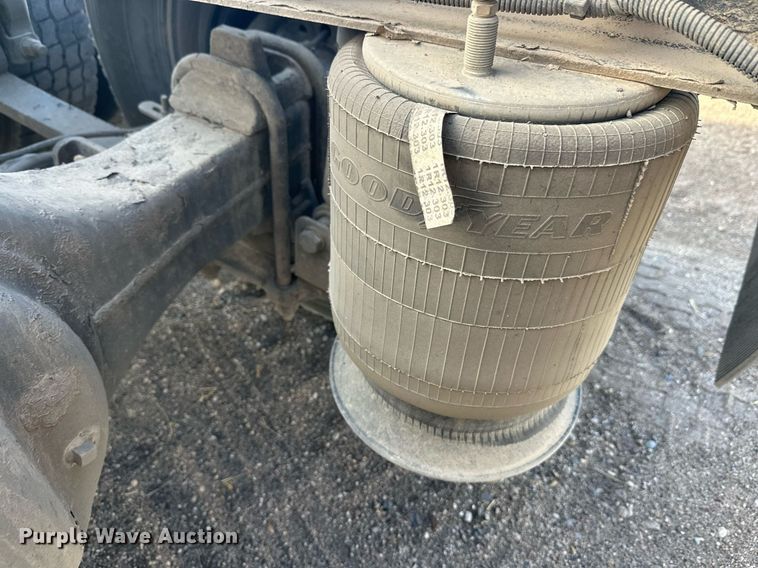 image for item EL0023 2009 Freightliner Cascadia semi truck