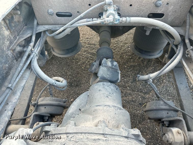 image for item EL0023 2009 Freightliner Cascadia semi truck