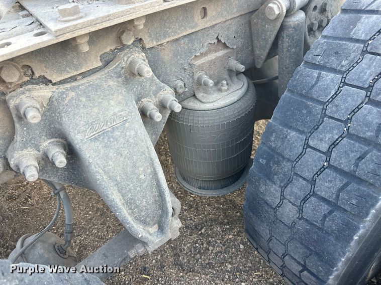 image for item EL0023 2009 Freightliner Cascadia semi truck