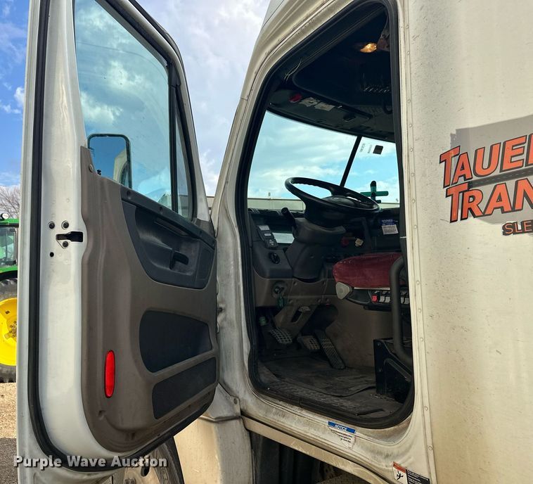 image for item EL0023 2009 Freightliner Cascadia semi truck