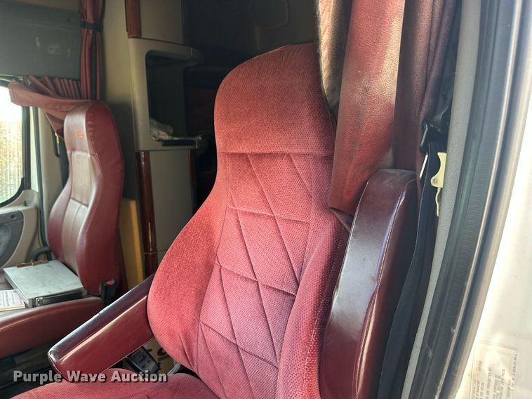 image for item EL0023 2009 Freightliner Cascadia semi truck