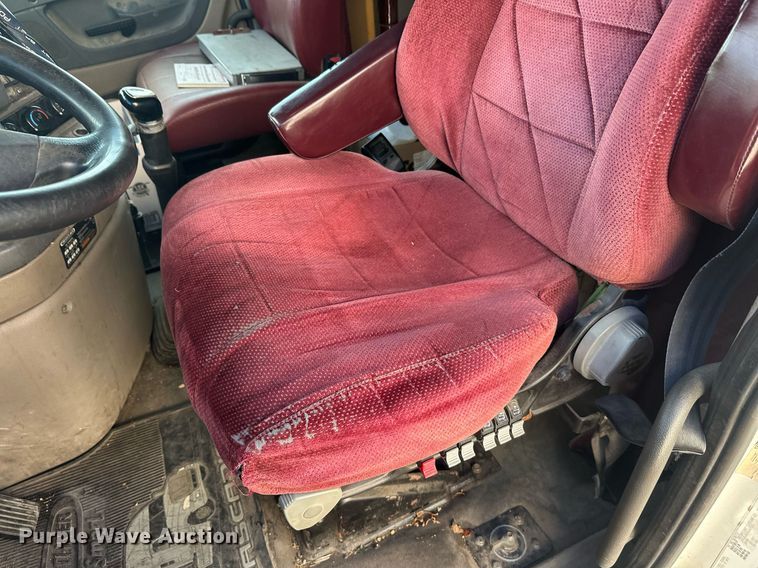 image for item EL0023 2009 Freightliner Cascadia semi truck