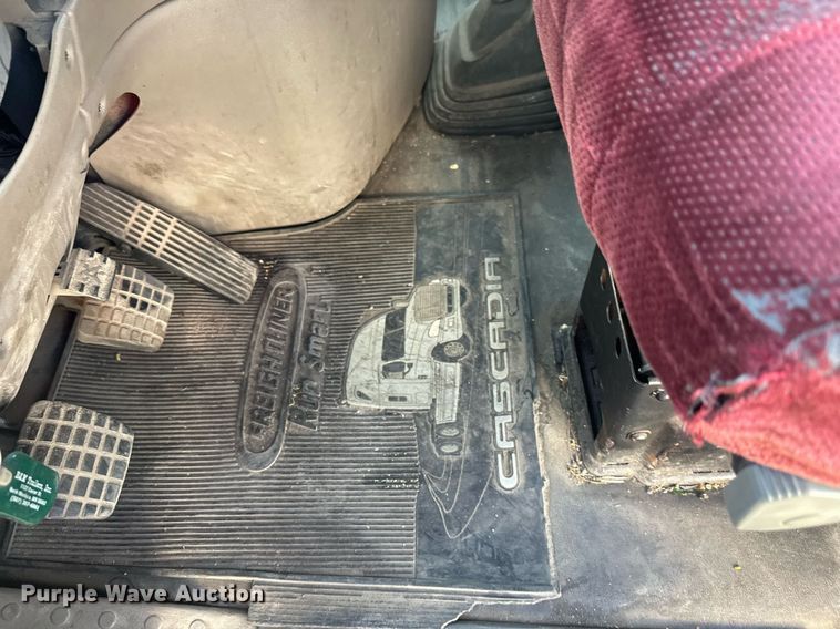 image for item EL0023 2009 Freightliner Cascadia semi truck