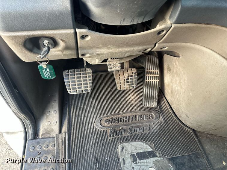 image for item EL0023 2009 Freightliner Cascadia semi truck