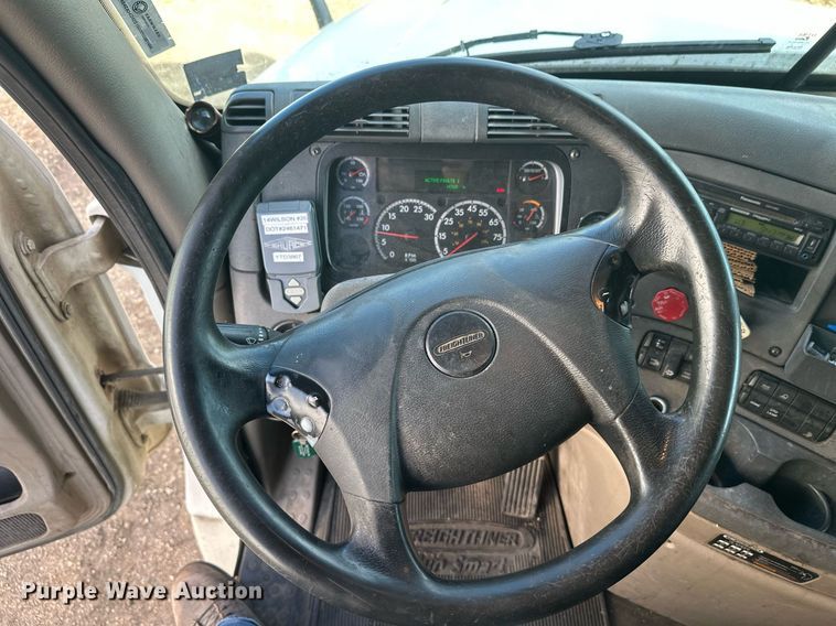 image for item EL0023 2009 Freightliner Cascadia semi truck