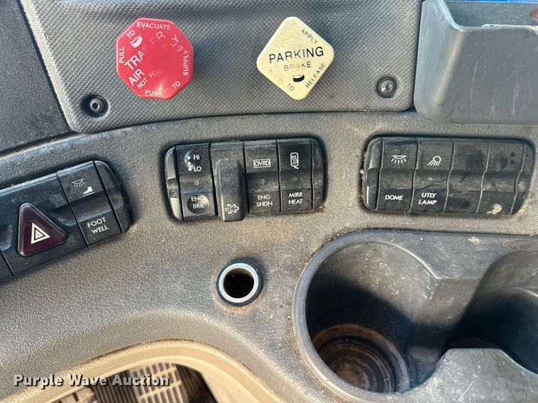 image for item EL0023 2009 Freightliner Cascadia semi truck