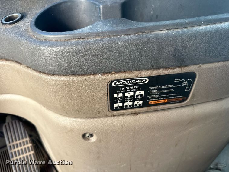 image for item EL0023 2009 Freightliner Cascadia semi truck