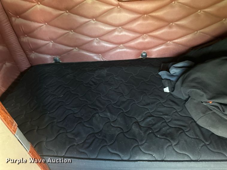 image for item EL0023 2009 Freightliner Cascadia semi truck