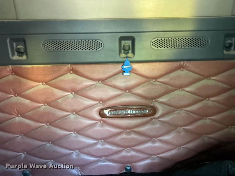 image for item EL0023 2009 Freightliner Cascadia semi truck