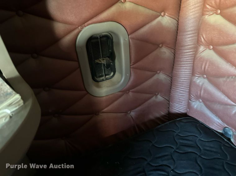 image for item EL0023 2009 Freightliner Cascadia semi truck