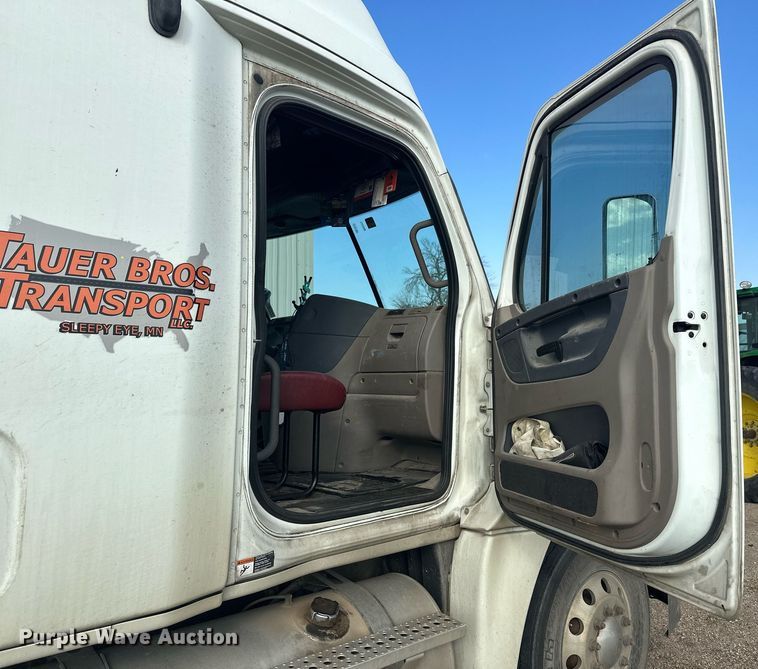 image for item EL0023 2009 Freightliner Cascadia semi truck