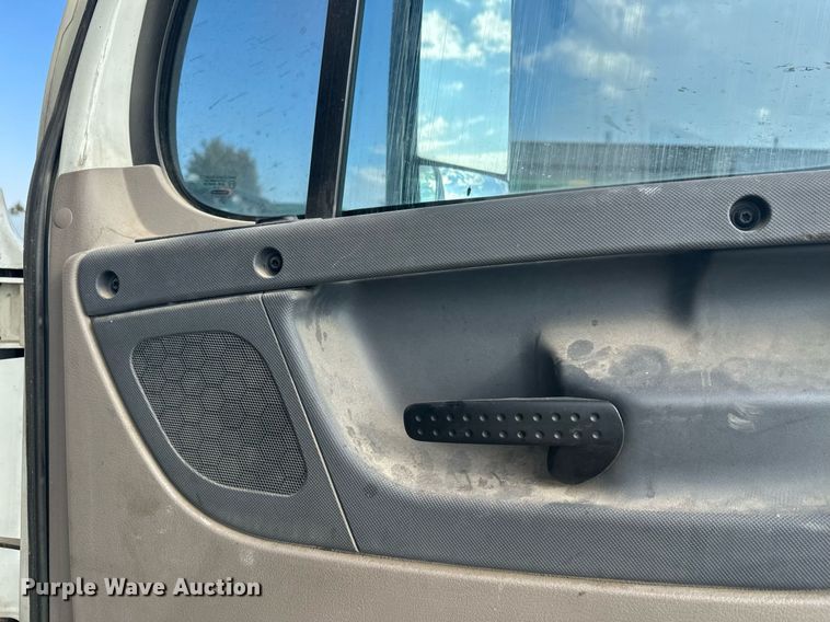 image for item EL0023 2009 Freightliner Cascadia semi truck