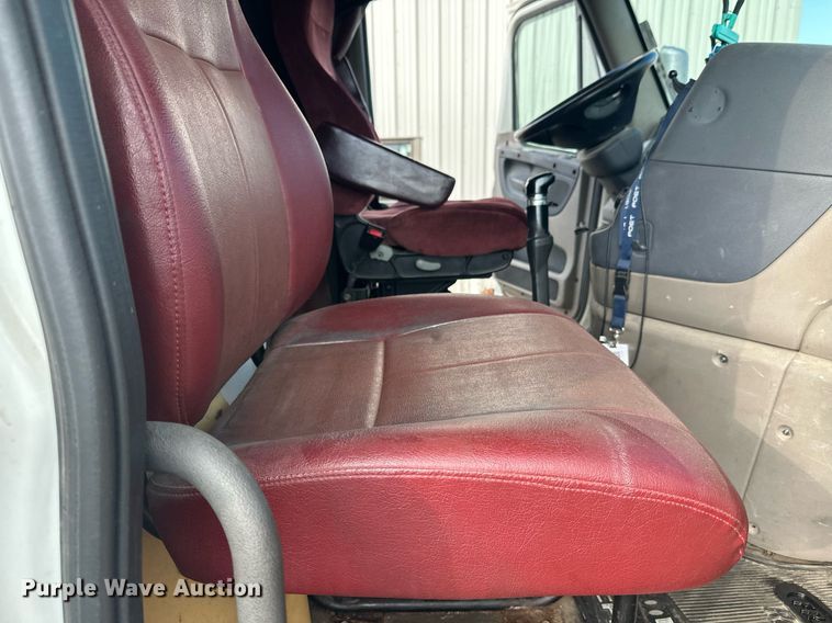 image for item EL0023 2009 Freightliner Cascadia semi truck