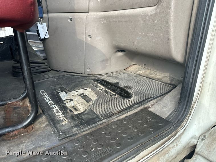 image for item EL0023 2009 Freightliner Cascadia semi truck