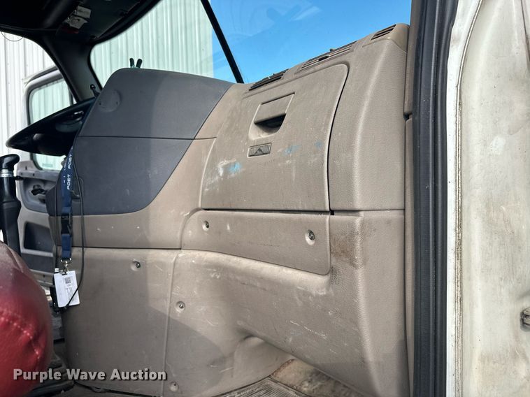 image for item EL0023 2009 Freightliner Cascadia semi truck