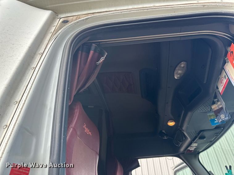 image for item EL0023 2009 Freightliner Cascadia semi truck