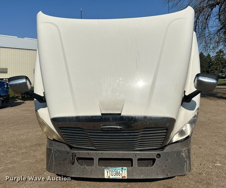 image for item EL0023 2009 Freightliner Cascadia semi truck