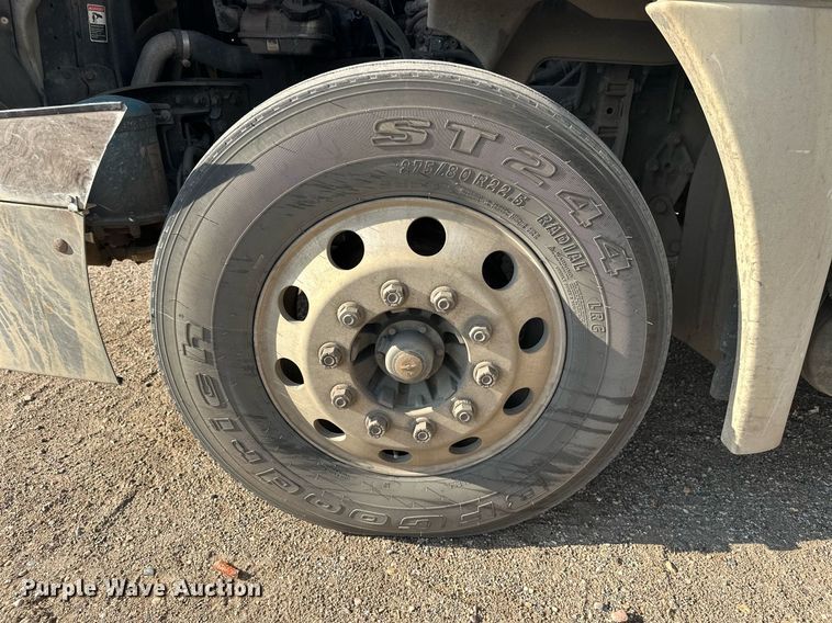 image for item EL0023 2009 Freightliner Cascadia semi truck