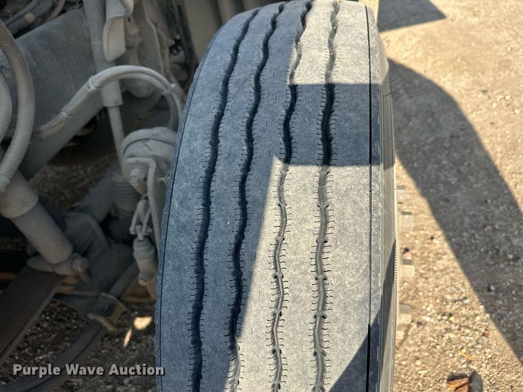 image for item EL0023 2009 Freightliner Cascadia semi truck