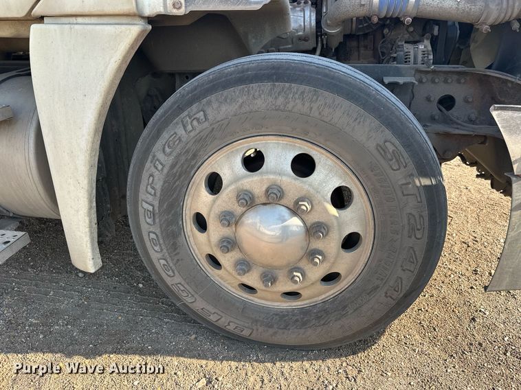 image for item EL0023 2009 Freightliner Cascadia semi truck