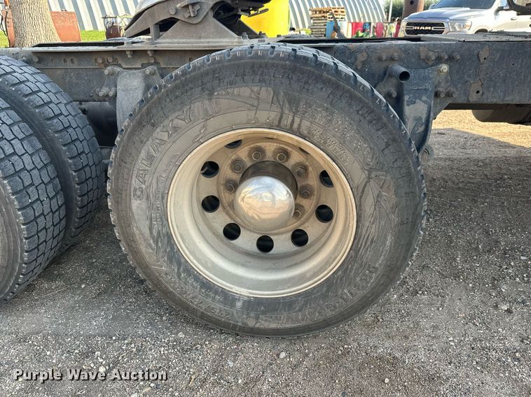 image for item EL0023 2009 Freightliner Cascadia semi truck