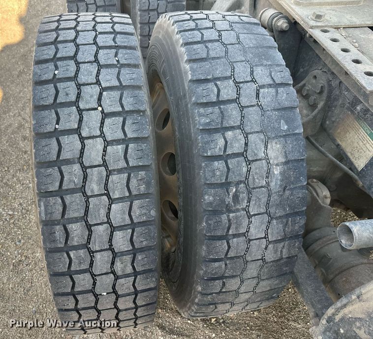 image for item EL0023 2009 Freightliner Cascadia semi truck