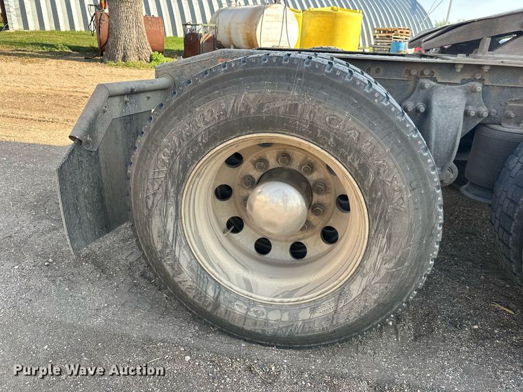 image for item EL0023 2009 Freightliner Cascadia semi truck