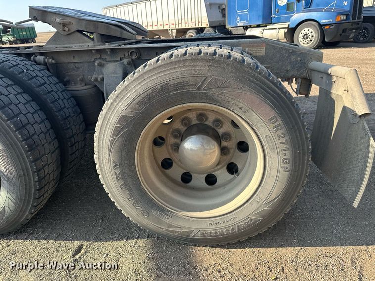 image for item EL0023 2009 Freightliner Cascadia semi truck