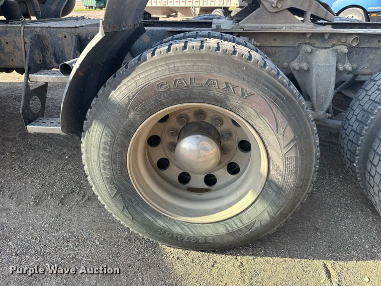 image for item EL0023 2009 Freightliner Cascadia semi truck