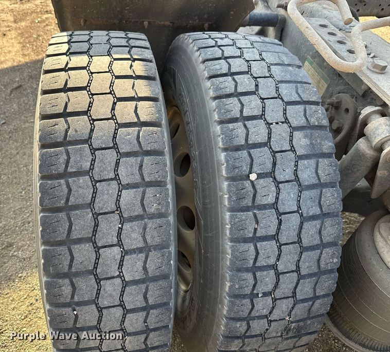 image for item EL0023 2009 Freightliner Cascadia semi truck