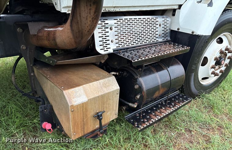 image for item EM0591 2008 International 7400 refuse truck