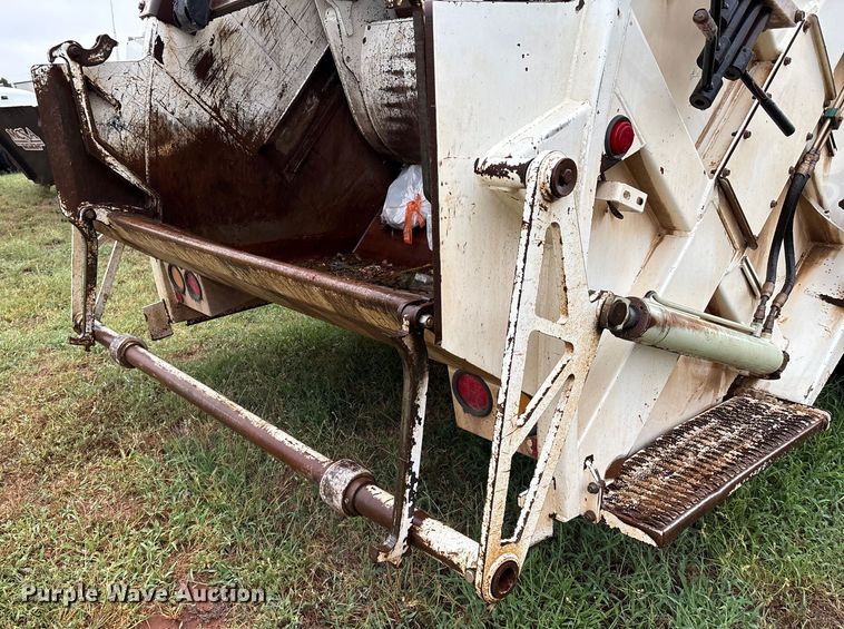 image for item EM0591 2008 International 7400 refuse truck