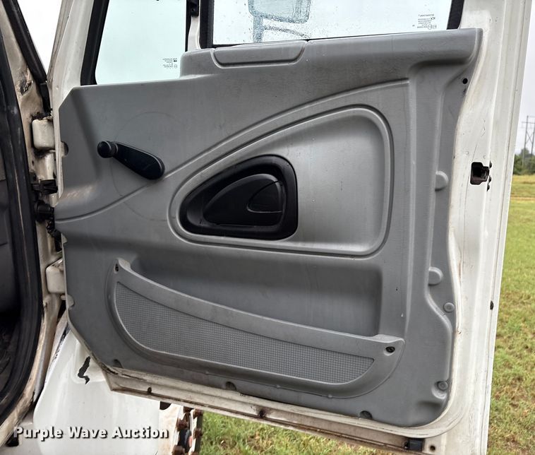 image for item EM0591 2008 International 7400 refuse truck