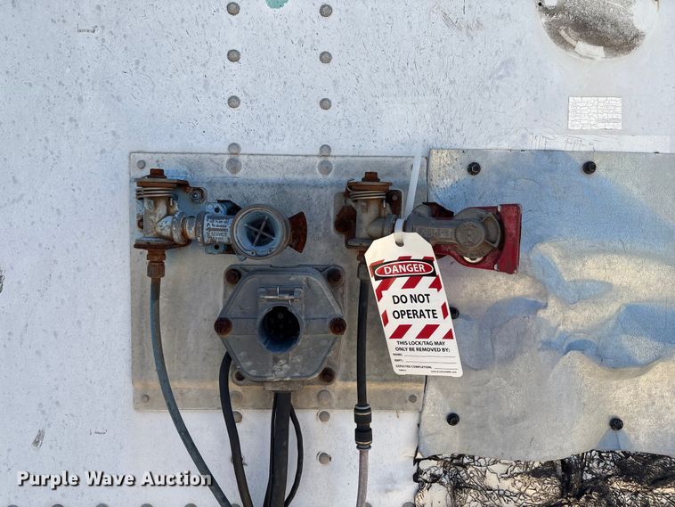 image for item EM0608 1999 Wabash dry van trailer