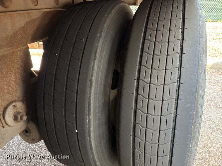 image for item EM0616 2006 Utility VS2DC dry van trailer