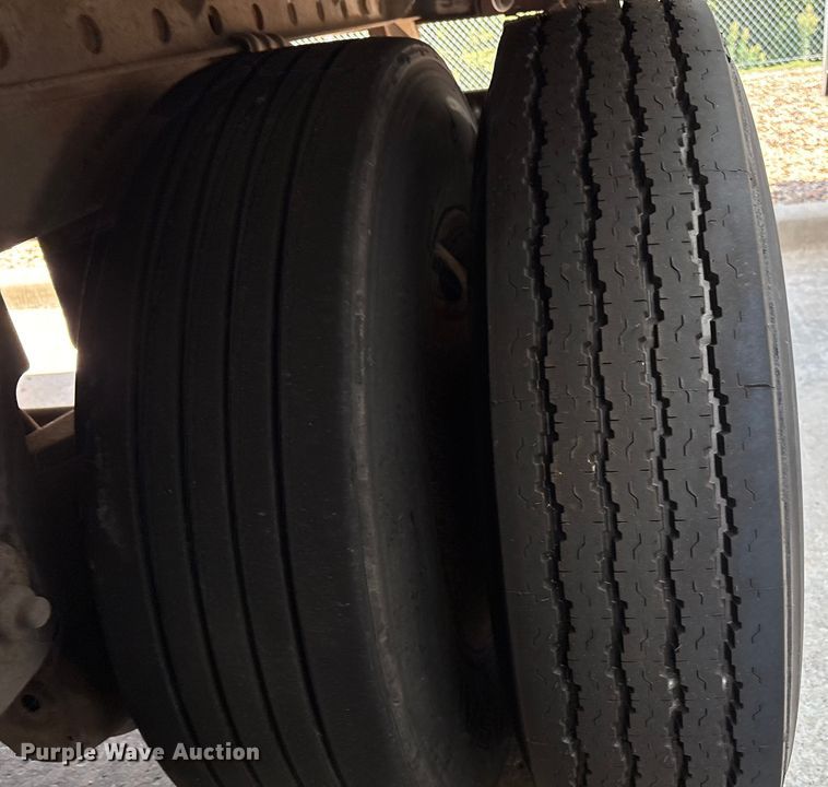 image for item EM0618 2006 Utility VS2DX dry van trailer