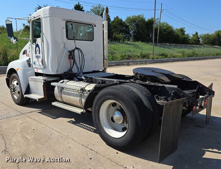 image for item EM0637 2015 Kenworth T370 semi truck