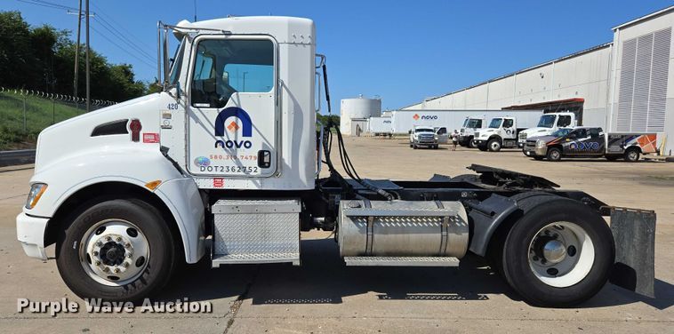 image for item EM0637 2015 Kenworth T370 semi truck