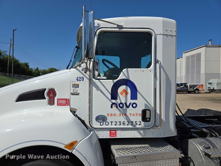 image for item EM0637 2015 Kenworth T370 semi truck