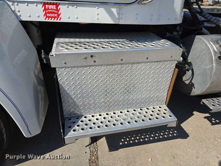 image for item EM0637 2015 Kenworth T370 semi truck